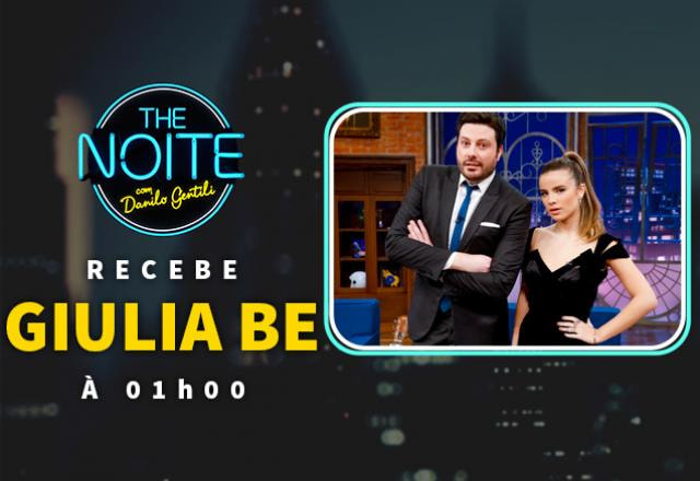 Giulia Be posa ao lado de Danilo Gentili no palco do The Noite.