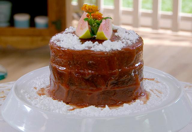 Receita de Família do Padre Alessandro - Bolo de Fubá com Recheio de Geléia de Goiaba