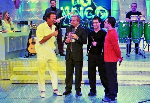 Julio Iglesias com Zezé, Luciano e Gugu no palco do Domingo Legal