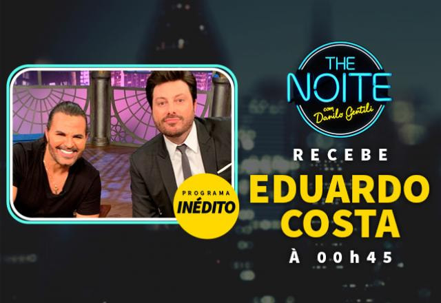Eduardo Costa posando ao lado de Danilo Gentili no palco do The Noite.