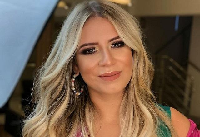 Marília Mendonça sorri enquanto posa para foto (Reprodução/Instagram)