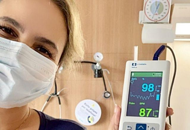 Renata de Nóbrega, de máscara, no hospital