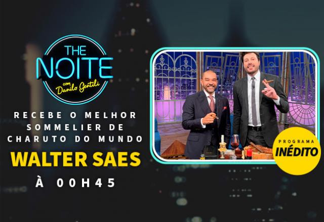 Walter Saes posa ao lado de Danilo Gentili no palco do The Noite