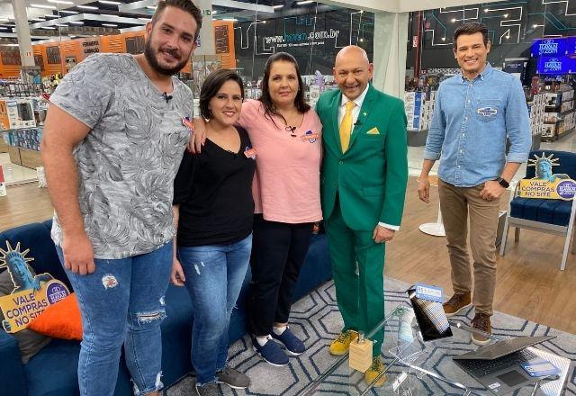 Família Borges, com Celso Portioli e Luciano Hang, no cenário do Comprar é Bom