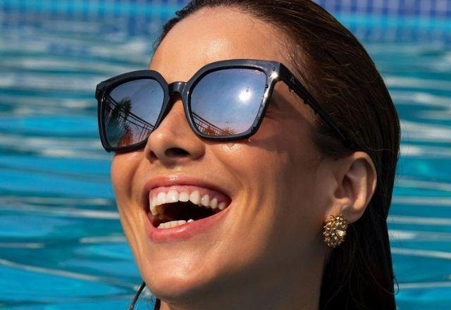 Wanessa Camargo na piscina, de óculos escuro