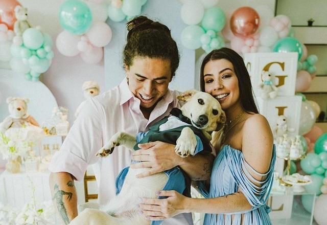 Whindersson Nunes e Maria Lina com a pet do casal