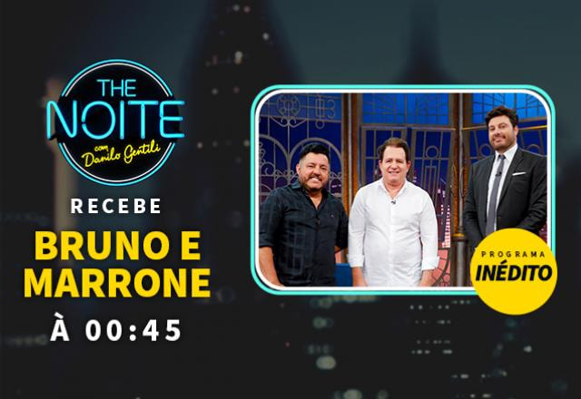 Bruno e Marrone posam ao lado de Danilo Gentili no palco do The Noite