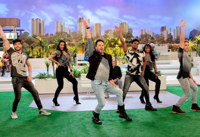 Kleber Lopes e bailarinos