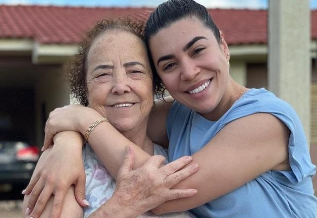 Naiara Azevedo com a avó, dona Teresinha