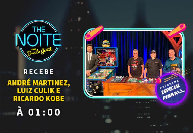 Danilo Gentili posa ao lado de André Martinez, Ricardo Kobe e Luiz Culik no palco do The Noite.