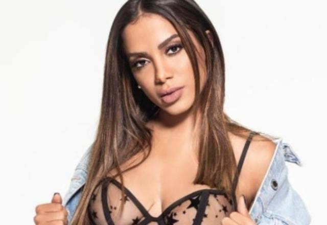 Anitta posa para foto (Reprodução/Instagram)