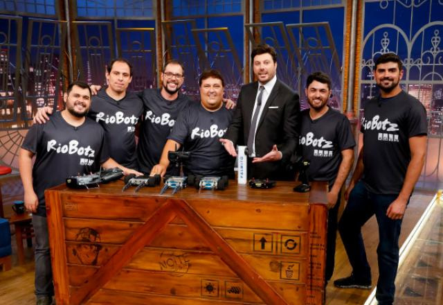 Equipe da RioBotz posam ao lado de Danilo Gentili no palco do The Noite.