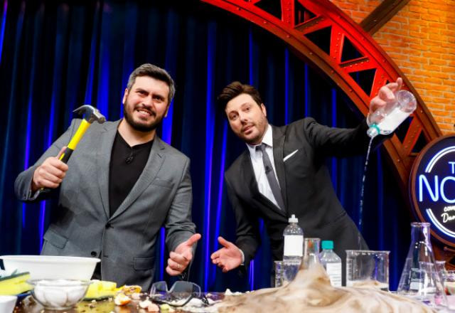 Vlad posa ao lado de Danilo Gentili no palco do The Noite.