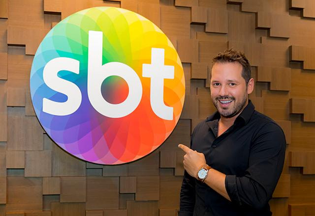 Dony De Nuccio com logo do SBT