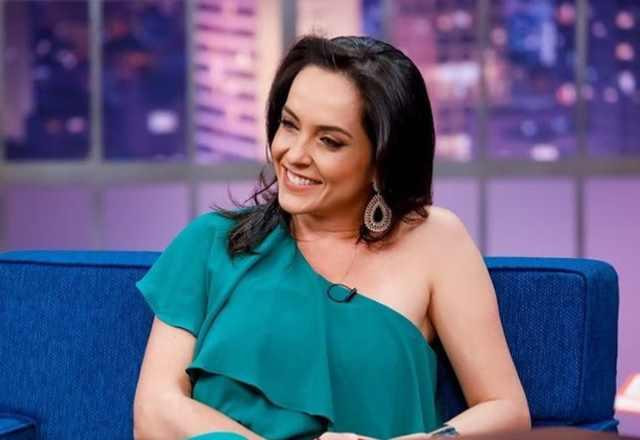 Izabella Camargo durante entrevista ao The Noite