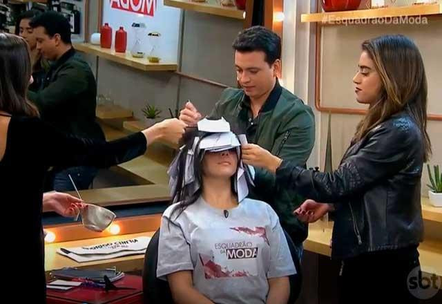 Rodrigo Cintra pintando o cabelo de participante