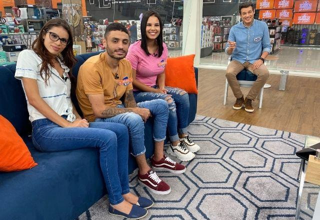 Imagem mostra a família Cecílilio e o Celso Portiolli no cenário do Comprar é Bom, todos sorrindo