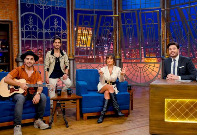 Trio Melim posa ao lado de Danilo Gentili no palco do The Noite