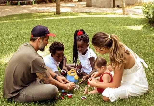 Bruno Gagliasso e Giovanna Ewbank com os filhos