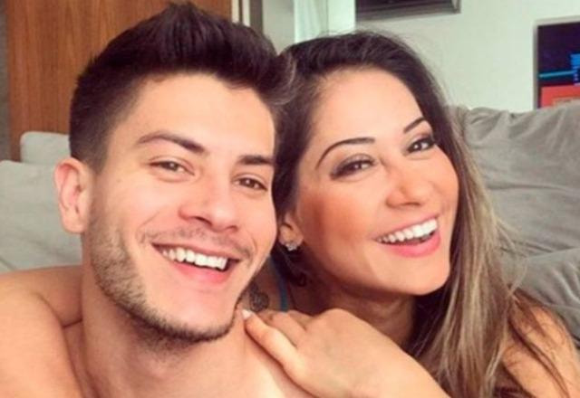 Arthur Aguiar e Mayra Cardi sorriem enquanto posam para foto (Reprodução/Instagram)