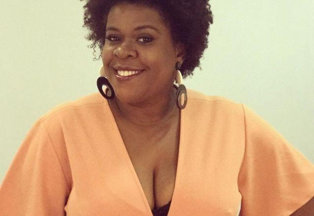 Cacau Protásio sorri na foto, de blusa salmão