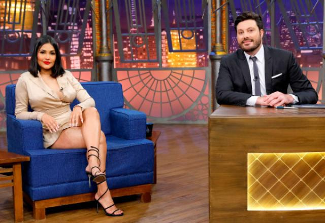 Da esquerda para a direita, Flayslane posa ao lado de Danilo Gentili no palco do The Noite.