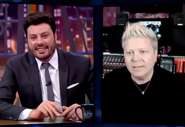 Da esquerda para a direita, Danilo Gentili entrevista o Vocalista Dexter Holland no The Noite.