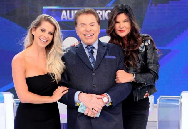 Karina Bacchi e Cristiana Oliveira abraçadas a Silvio Santos (Lourival Ribeiro/SBT)