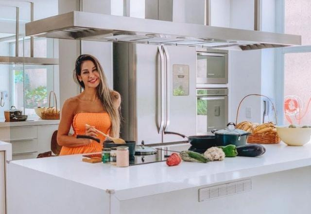 Mayra Cardi na cozinha de casa, com os alimentos à mostr em uma bancada