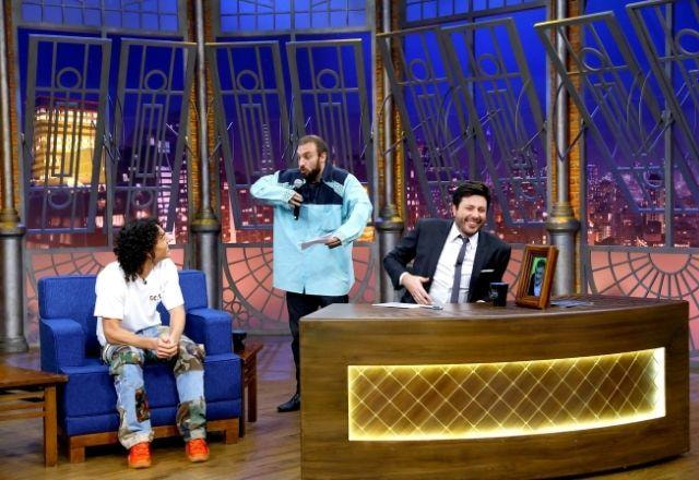 Jorge Lopez, Danilo e Léo Lins , fantasiado de Faustão, no cenário do The Noite