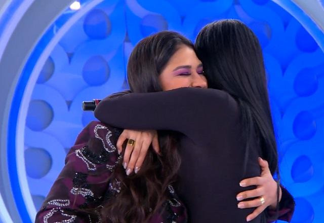 Simone e Simaria se abraçando
