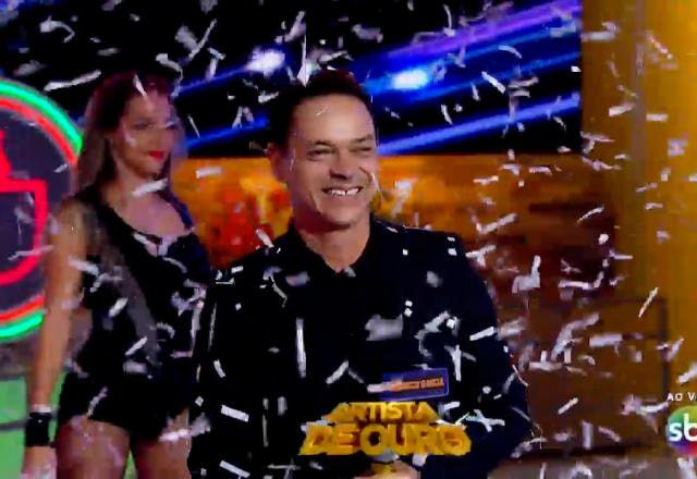 Calouro interpreta Porto Solidão e  ganha Artista de Ouro da noite