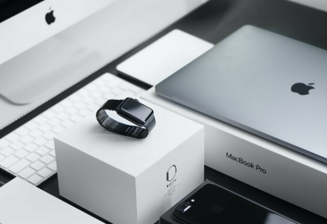 Imagem do ecossistema Apple, com Apple Watch, Macbook e iPhone.