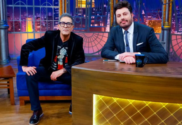 Da esquerda para a direita,Arthur Veríssimo posa ao lado de Danilo Gentili no palco do The Noite.