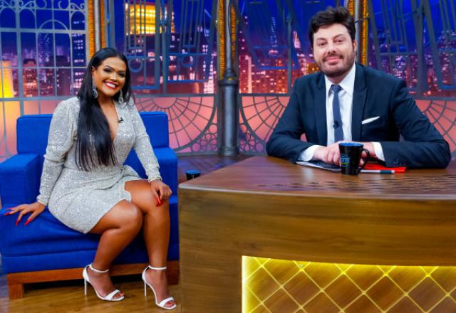Da esquerda para a direita, Camila Loures posa ao lado de Danilo Gentili no palco do The Noite.