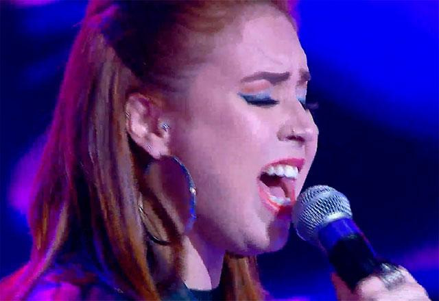 Bárbara Jardim cantando
