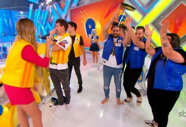 Comemoração do time azul, com o troféu do Passa ou Repassa