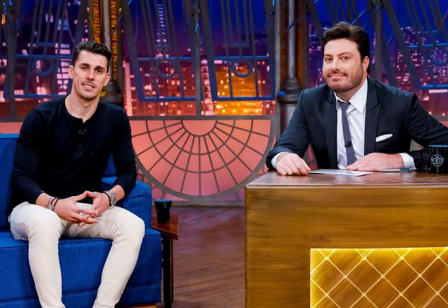 Da esquerda para a direita, Danilo Avelar posa ao lado de Danilo Gentili no palco do The Noite.