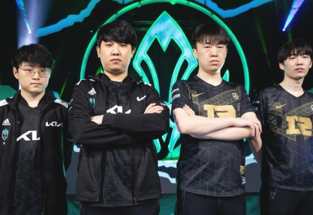 Jogadores da DWG KIA e da RNG, que estão nos playoffs do MSI 2021