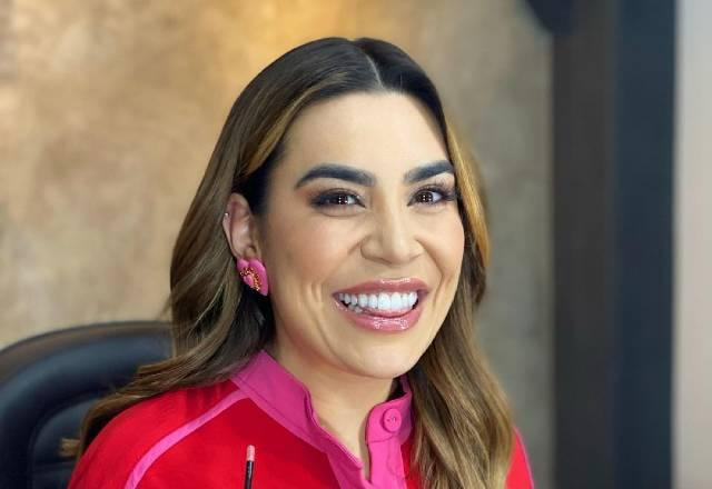 Foto com foco no rosto de Naiara Azevedo sorrindo