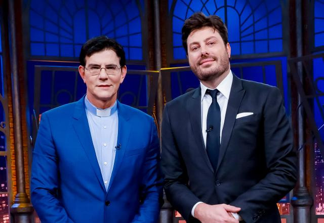 Da esquerda para a direita, Padre Reginaldo Manzotti posa ao lado de Danilo Gentili no palco do The Noite.