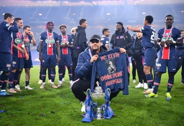 Neymar mostra a camisa em homeagem a MC Kevin