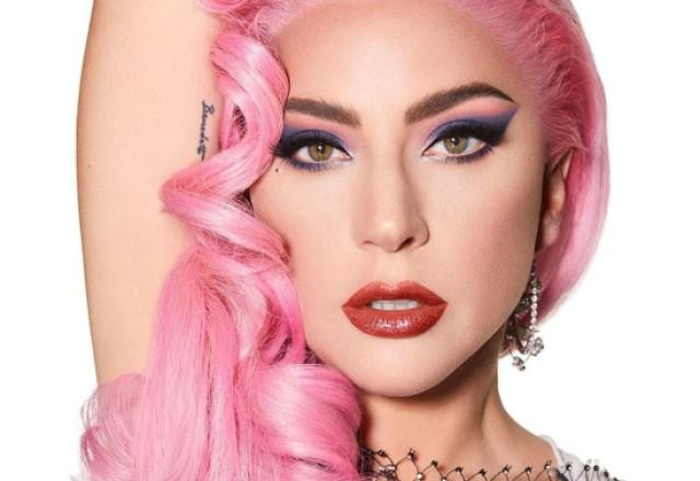 Lady Gaga na divulgação de sua paleta de sombras