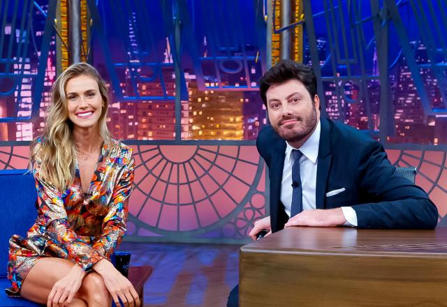 Da esquerda para a direita, Renata Kuerten posa ao lado de Danilo Gentili no palco do The Noite.
