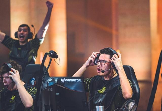 Comemoração da Ninjas in Pyjamas após se classificar para a final do Six Invitational 2021.
