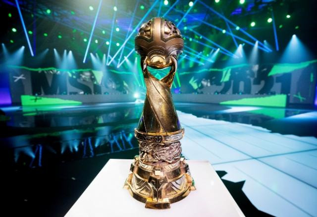 Troféu do MSI 2021.