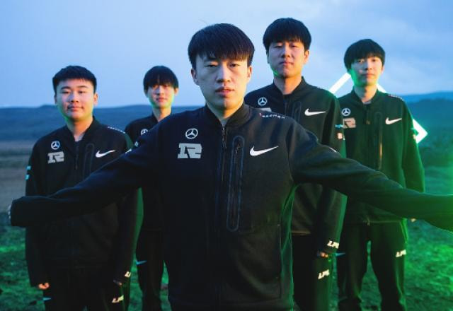 Line up da chinesa RNG, campeã do MSI 2021.