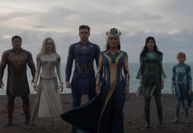 Os Eternos reunidos em uma praia