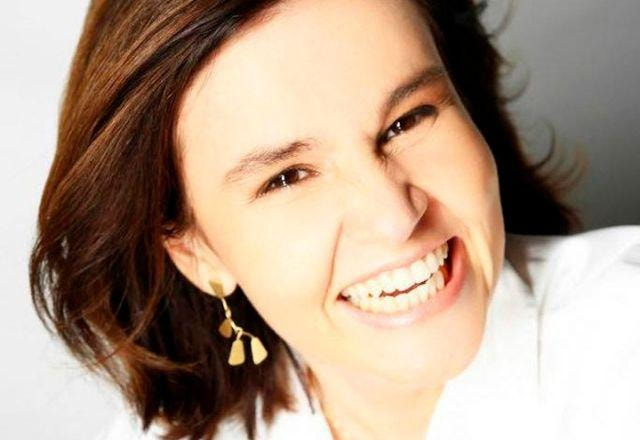 A atriz Claudia Rodrigues sorrindo