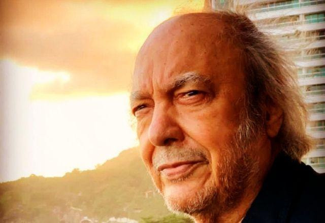 Erasmo Carlos na sacadadeseu apartamento